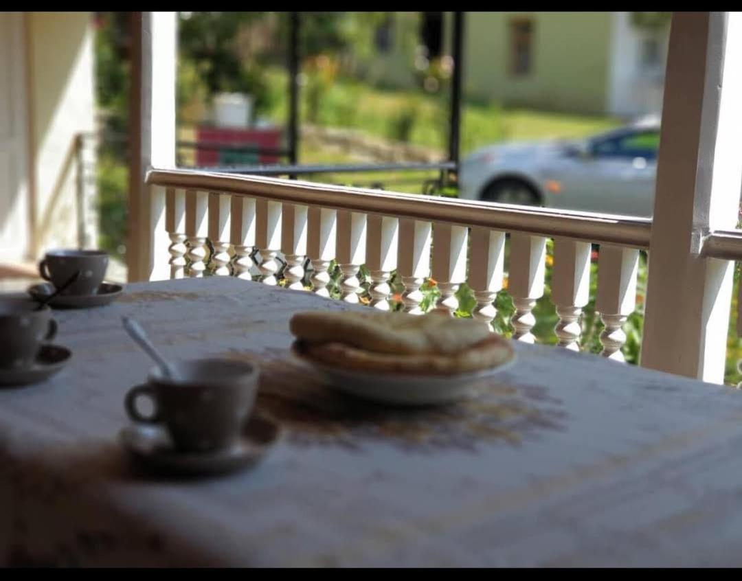 Guest House Lailashi Surmushi Bagian luar foto
