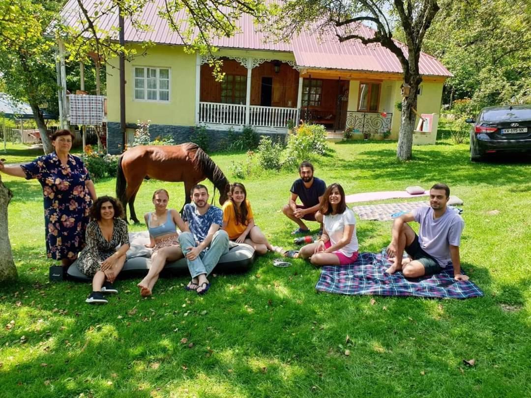 Guest House Lailashi Surmushi Bagian luar foto