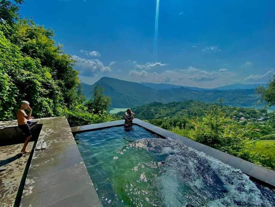 Guest House Lailashi Surmushi Bagian luar foto