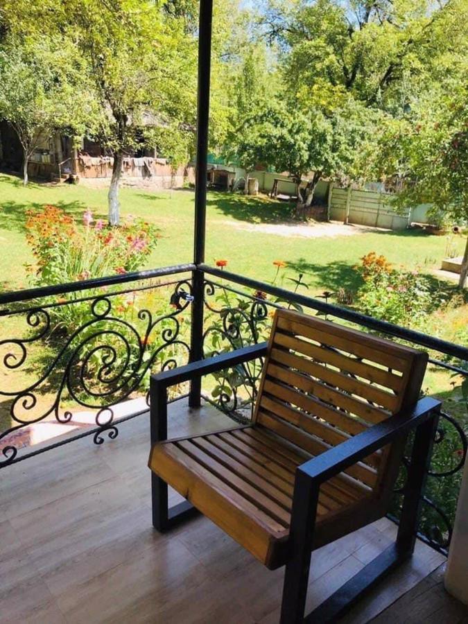 Guest House Lailashi Surmushi Bagian luar foto