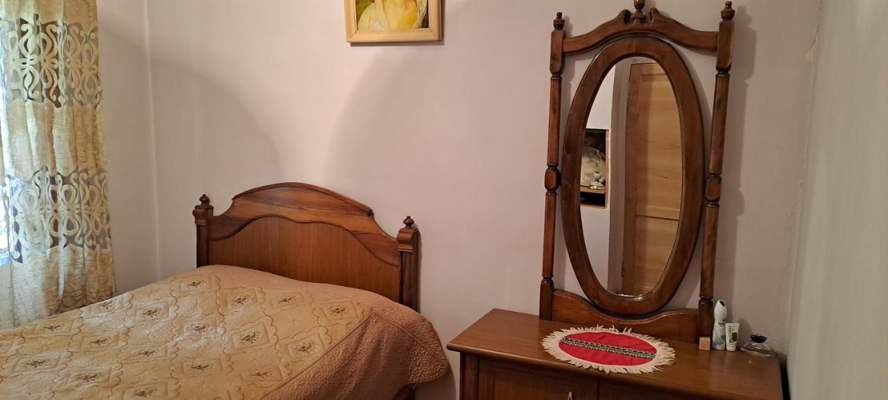 Guest House Lailashi Surmushi Bagian luar foto